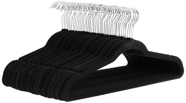 Amazon Basics - Ganchos para ropa de terciopelo, para trajes, antideslizantes (50 unidades), color negro y plateado - Imagen 1